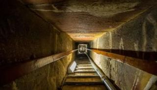 هرم منكاورع من الداخل 