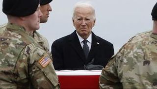 بايدن في استقبال جثمان جندي قتل في هجوم القاعدة الأمريكية