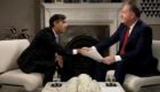 «ترحيل اللاجئين لرواندا».. رهان بألف استرليني بين سوناك ومورغان