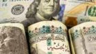 ما بين السوق السوداء والسعر الرسمي.. ما القيمة العادلة للدولار؟