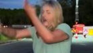 «بعوضة» تضع مراسلة إخبارية في موقف حرج على الهواء (فيديو)