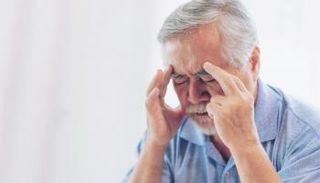 شخص مصاب بأعراض الجلطة الدماغية