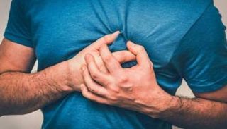 شخص يعاني من نوبة قلبية