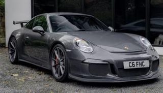 سيارة رياضية طراز Porsche 911 GT3