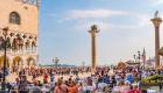 لعشاق السفر.. هذه الوجهات تفرض رسوما إضافية عند زيارتها بدءا من 2024