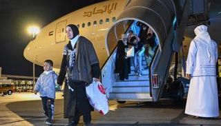 وصول الدفعة العاشرة من الأطفال الفلسطينيين الجرحى ومرضى السرطان إلى الإمارات