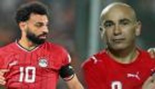 قبل 7 سنوات.. حسام حسن وسيلة محمد صلاح للسخرية من الجماهير (صورة)