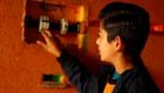 «نيوتن غزة» يضيء خيمة عائلته.. هكذا فعلها (صور)