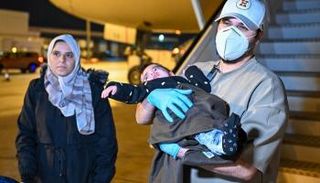 لحظة نقل أطفال غزة المصابين ضمن الدفعة العاشرة