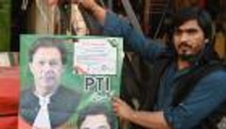 عمران خان الغائب الحاضر بانتخابات باكستان.. ومرشحوه يتصدرون النتائج الأولية