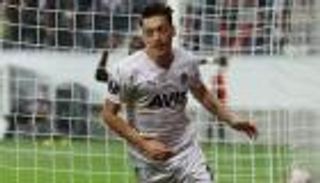 على يد أوزيل.. أتلتيكو مدريد أول ضحايا «البطاقة الزرقاء» في كرة القدم