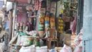 قفزات بأسعار الدقيق والسكر.. هجمات الحوثي البحرية تصيب قوت اليمنيين