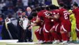 على طريقة ميسي.. قائد منتخب قطر يرفع كأس آسيا بـ«البشت»