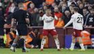 كاسيميرو «ممثل كوميدي» في الدوري الإنجليزي (فيديو)