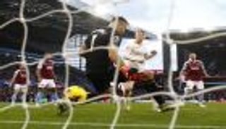 مانشستر يونايتد ينجو من جحيم أستون فيلا بفوز عصيب