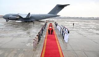 جانب من وصول جثامين شهداء الإمارات