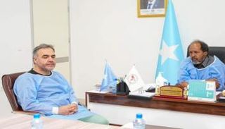 جانب من زيارة الرئيس الصومالي للمستشفى الذي يعالج فيه ضحايا الهجوم