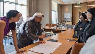 رجال الأعمال محمد العبار يستعرض تصميم المشروع