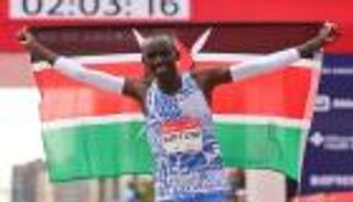 حادث سير يودي بحياة حامل الرقم القياسي لسباق الماراثون