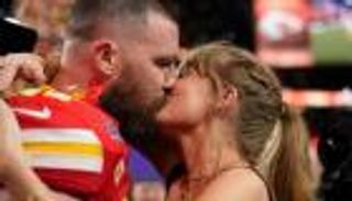 قبلة تايلور سويفت الجريئة تسرق الأضواء في Super Bowl 2024 (صور)