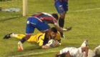 بعد واقعة الدوري السعودي.. ركلة جزاء كوميدية في البرازيل (فيديو)