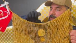 الصائغ أثناء ترويجه للفستان