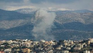 دخان يتصاعد من منطقة بجنوب لبنان بالقرب من الحدود مع إسرائيل