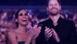 «انفصال افتراضي» عن العائلة المالكة.. إطلالة جديدة لهاري وميغان