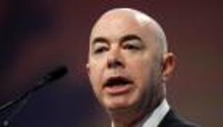 الجمهوريون يحيلون وزير الهجرة الأمريكي للمحاكمة.. وبايدن يندد