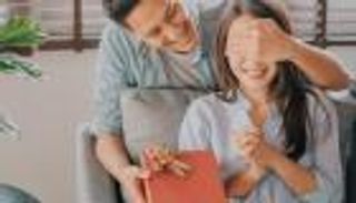 عيد الحب 2024.. أغرب تقاليد «الفلانتين» من الملاعق إلى قطرات الثلج