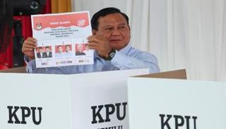  المرشح الرئاسي برابوو سوبيانتو يحمل ورقة اقتراع -رويترز