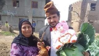 مصري يهدي والدته دجاجة وكرنبة في عيد الحب