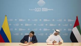 عمر سلطان العلماء وزير دولة الإمارات للذكاء الاصطناعي أثناء توقيع الاتفاقيات