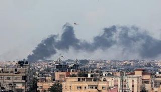 دخان متصاعد في أعقاب قصف إسرائيلي على رفح
