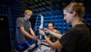 لأول مرة.. جراحون يتحكمون من الأرض بروبوت جراحي في الفضاء