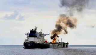 حريق في سفينة عقب هجوم حوثي - أرشيفية