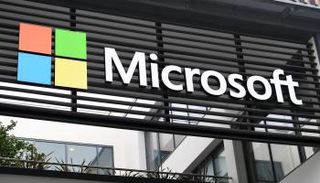تستثمر Microsoft بكثافة في البنية التحتية السحابية ومراكز البيانات