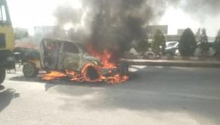 النيران تلتهم سيارة المسؤول الأمني الجنوبي في عدن بعد استهدافها