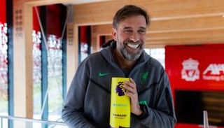 يورغن كلوب مدرب ليفربول مع جائزة مدرب الشهر