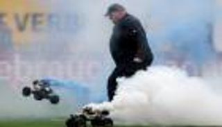 إيقاف مباراة بالسيارات والدخان في الدوري الألماني.. ما السبب؟ (فيديو)