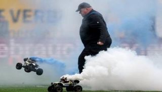 سيارات بقنابل دخان في مباراة هانزا روستوك وهامبورغ