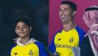 في لقاء بين حاضر النصر ومستقبله.. كريستيانو جونيور يحرج والده (فيديو)