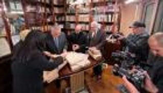 ابنة نجيب محفوظ تهدي مكتبته الخاصة إلى مكتبة الإسكندرية.. ثروة أديب نوبل "في أيد أمينة" (صور)