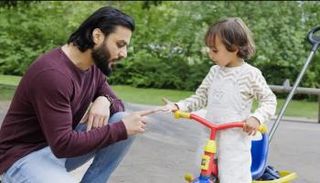 أب يلعب مع طفله