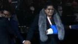 حفل «ليالي سعودية مصرية».. محمد منير يغني بذراع مكسور (صور)