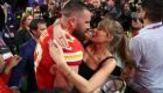 صاحب «القبلة الجريئة» يفاجئ تايلور سويفت بهدايا عيد الحب