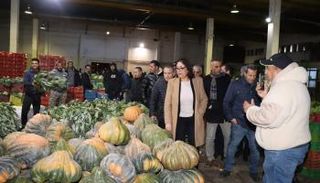 وزيرة التجارة في سوق الجملة بتونس