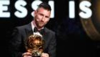 العشق الممنوع.. ميسي يهدي برشلونة الكرة الذهبية