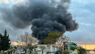 دخان يتصاعد بعد غارة جوية إسرائيلية على بلدة الغازية بجنوب لبنان