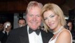 كواليس.. كيف عاشت لقاء سويدان مع حسين فهمي داخل منزل واحد؟ 